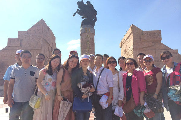 伙伴們在成吉思汗陵