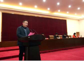 湖北昌利董事長在“百企聯(lián)百村脫貧奔小康”動員會宣讀倡議書 湖北昌利董事長在“百企聯(lián)百村脫貧奔小康”動員會宣讀倡議書