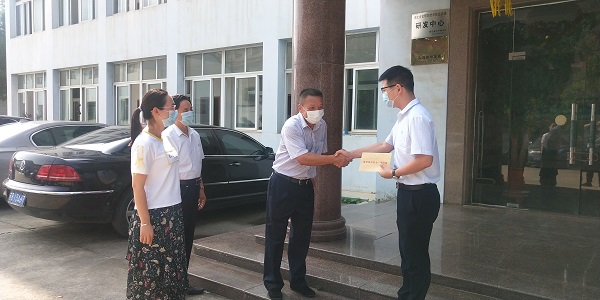 燕磯鎮(zhèn)黨委書記等領(lǐng)導(dǎo)來湖北昌利公司慰問一線黨員 燕磯鎮(zhèn)黨委書記等領(lǐng)導(dǎo)來湖北昌利公司慰問一線黨員