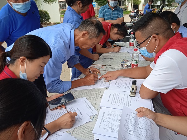 交警中隊(duì)聯(lián)合昌利公司為員工進(jìn)行電動(dòng)車掛牌服務(wù) 交警中隊(duì)聯(lián)合昌利公司為員工進(jìn)行電動(dòng)車掛牌服務(wù)