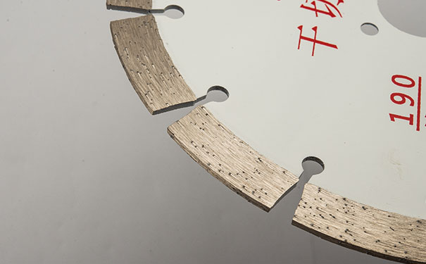 大理石鋸片在切割過程中搖擺是怎么回事呢？